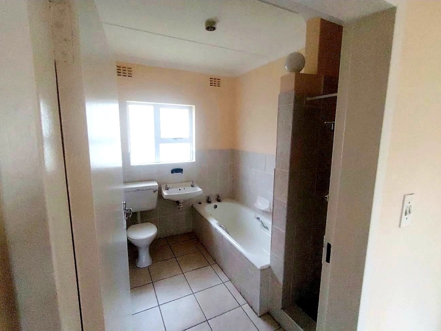 5 Bedroom Property for Sale in Beacon Bay Eastern Cape